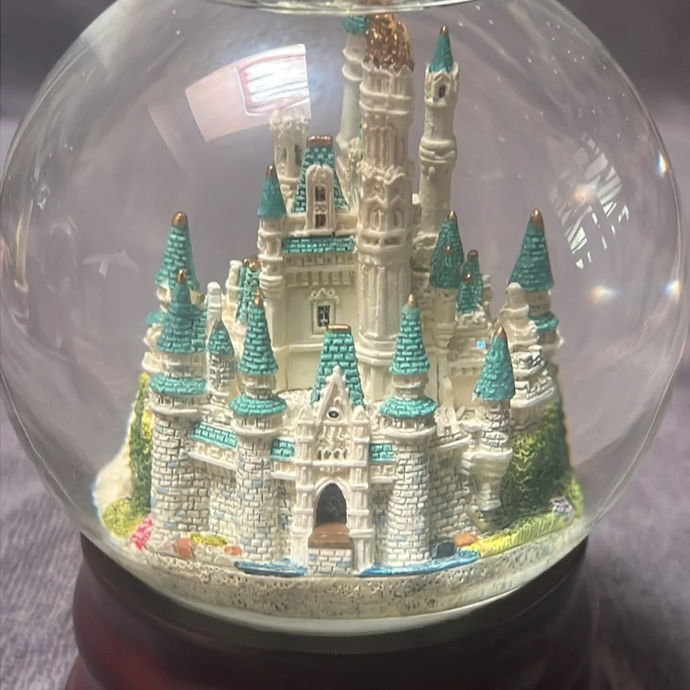 Walt Disney World Castle "A Dream Is A Wish Your Heart Makes" Snow Globe - Picture 3 of 4